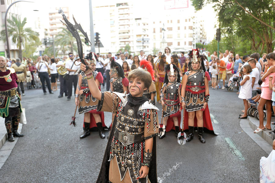 Moros y Cristianos toman las calles de Elche