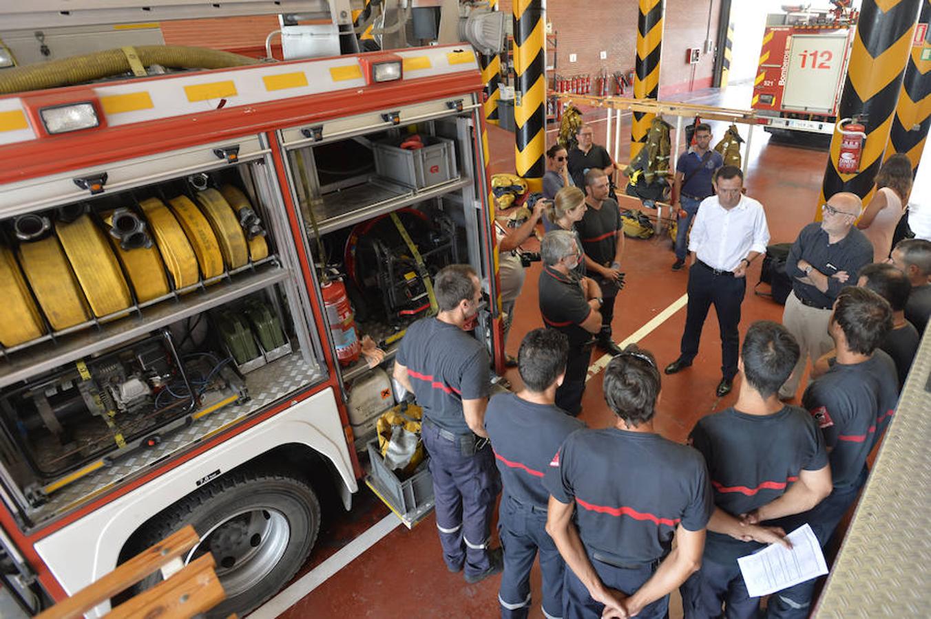 Carlos González y José Pérez visitan el Parque de Bomberos de Elche