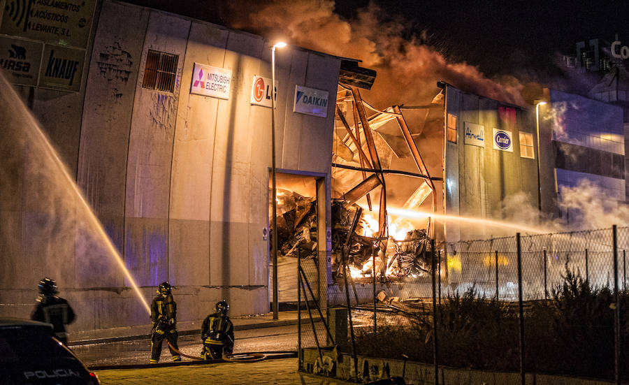 Incendio en una nave en el Polígono Industrial de Rabasa