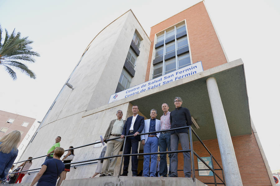 Colocación de la placa en el edificio del ambulatorio San Fermín