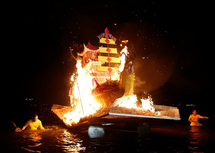 Singapur quema la mala suerte