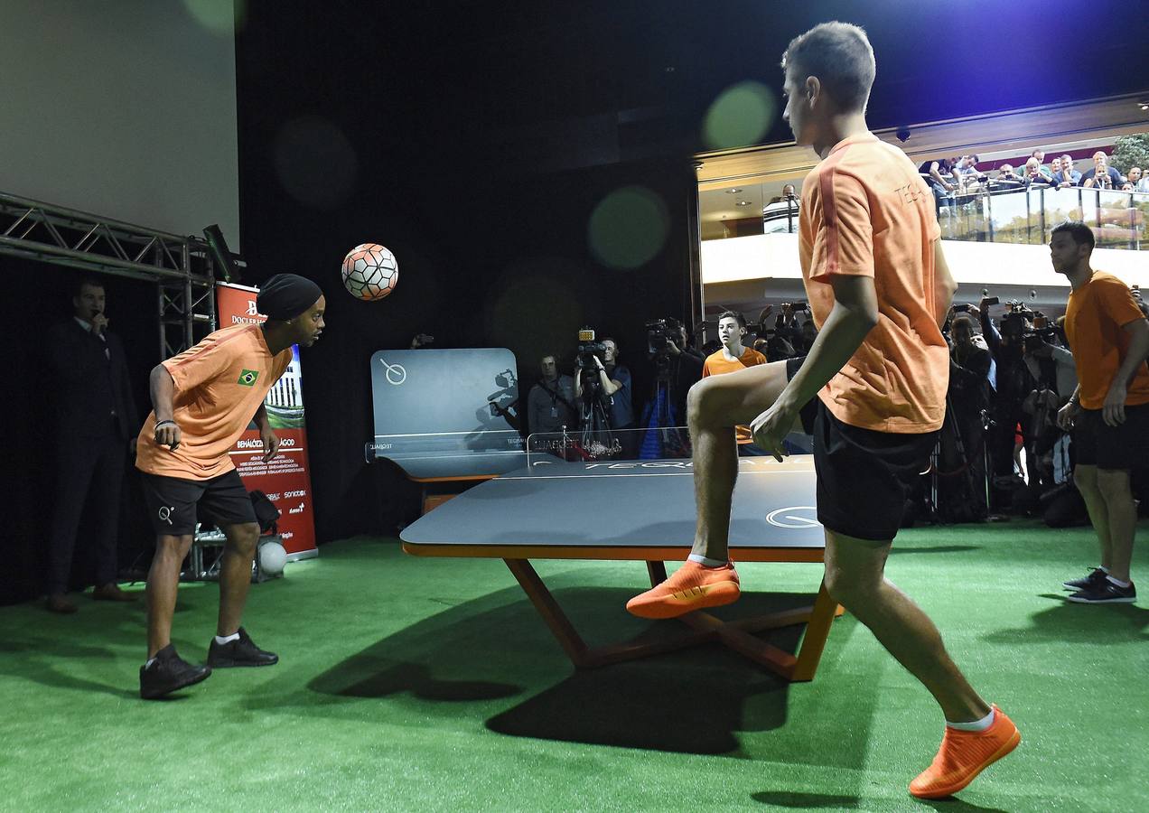 Ronaldinho juega al teqball