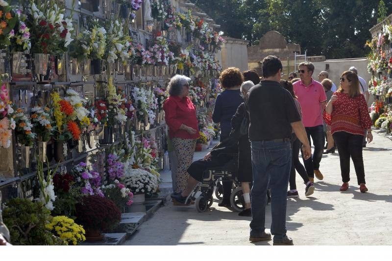 El cementerio de Elche se cubre de flores