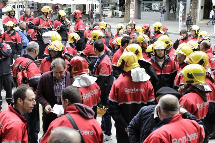 Protesta de los bomberos frente a la Diputación