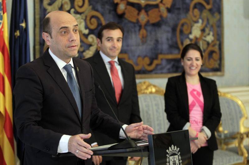 El Hércules colabora contra el cáncer de mama tras el robo que sufrió esta asociación