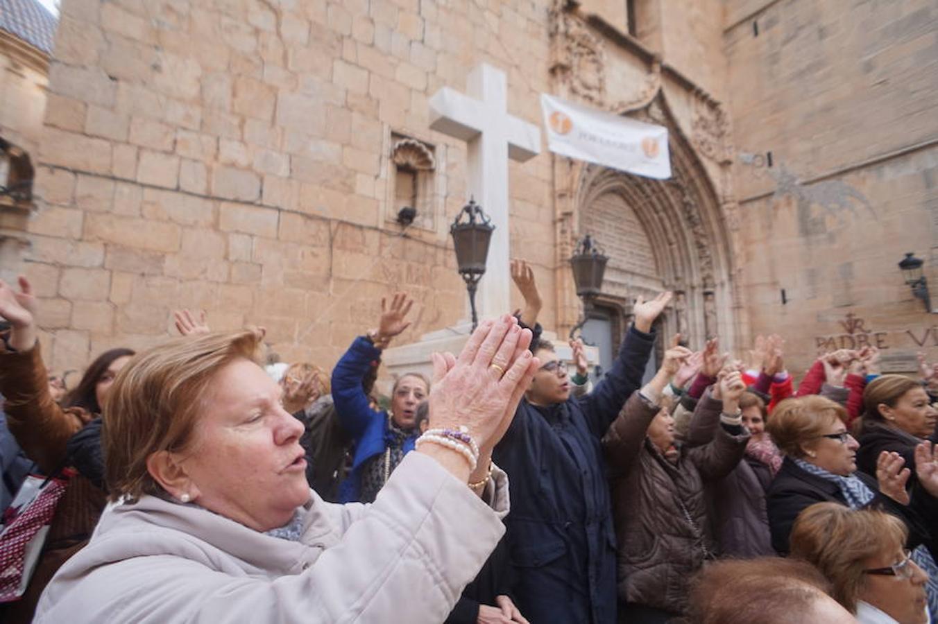 Una nueva manifestación frena el segundo intento de quitar la Cruz de los Caídos de Callosa