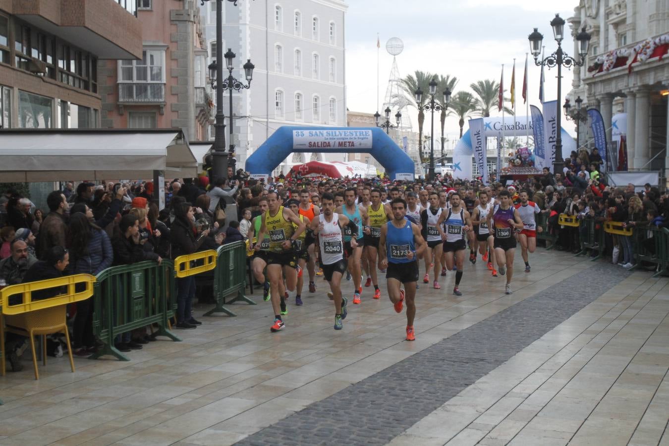 Los corredores se apresuran en la salida