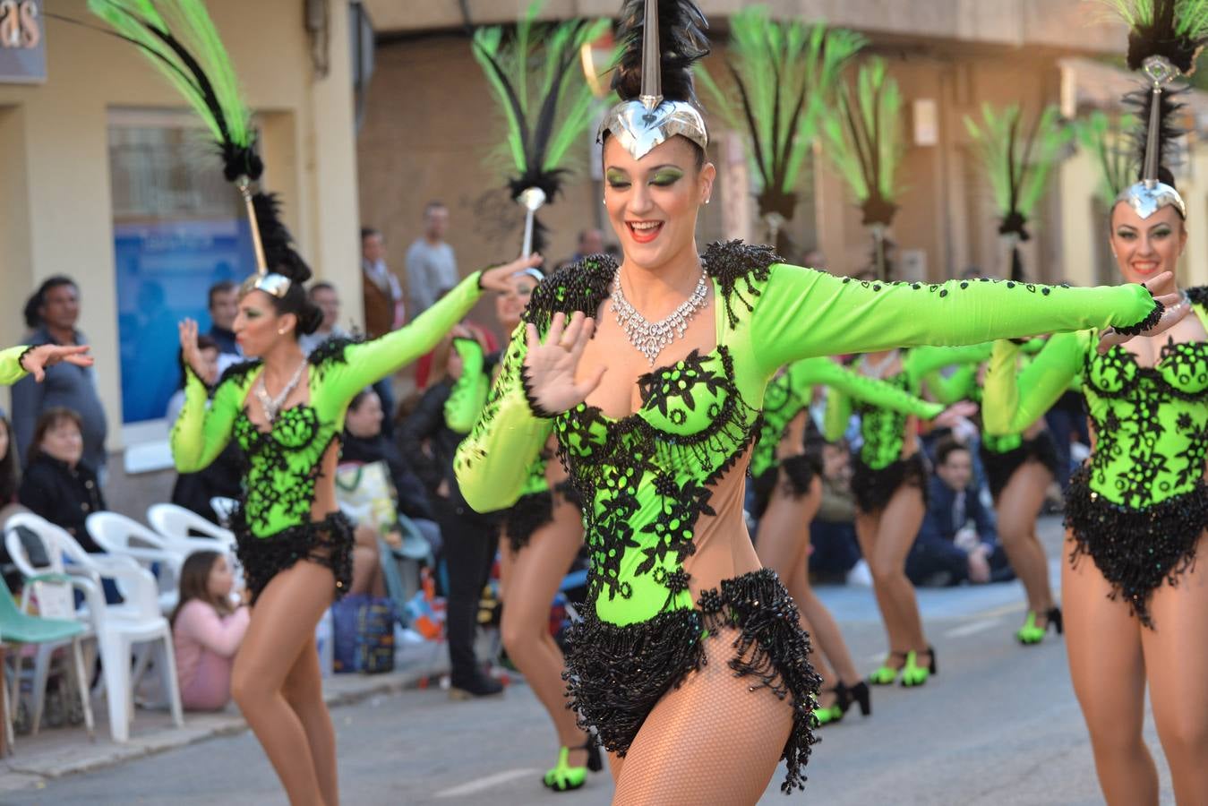 Las plumas toman las calles en el Martes de Carnaval de Águilas