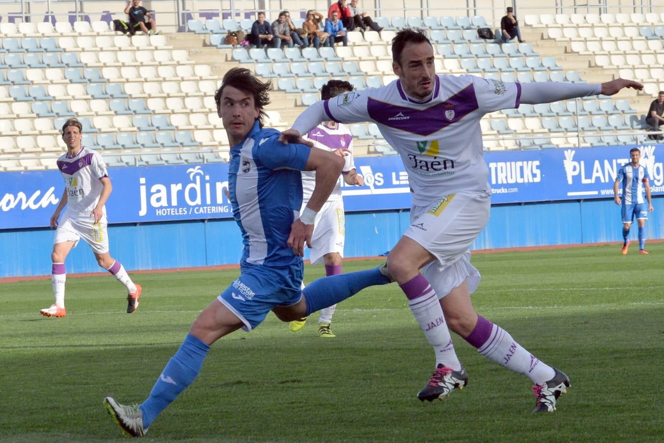 El líder despega con una remontada ante el Jaén (2-1)