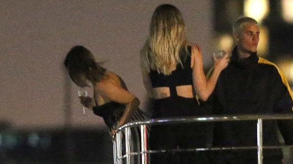 Justin Bieber invita a su barco a un grupo de sensuales modelos