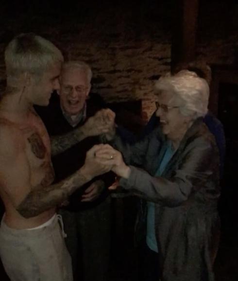 Justin Bieber baila con una anciana y emociona a sus fans