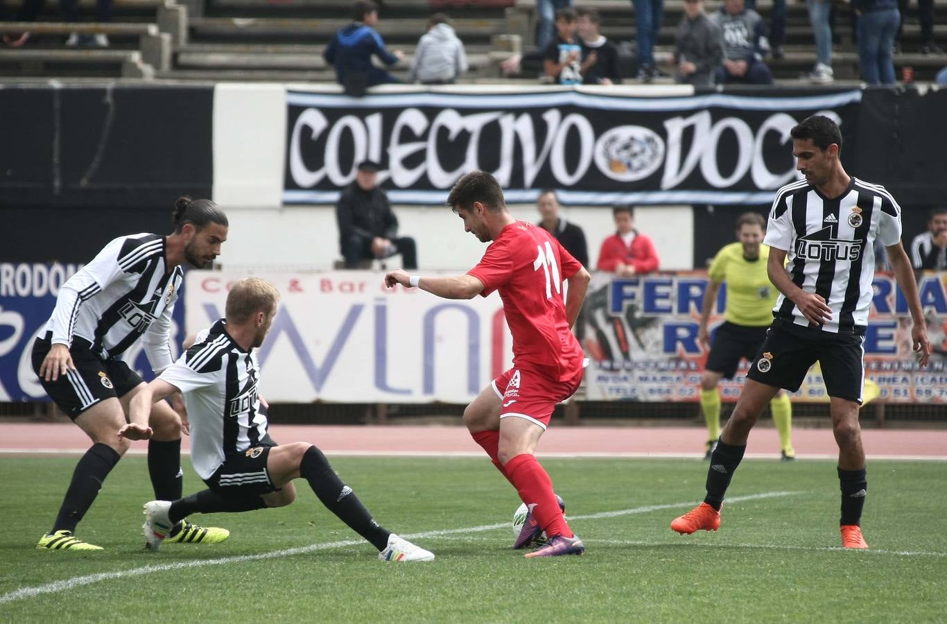 La presión le cuesta el liderato al Lorca (2-0)