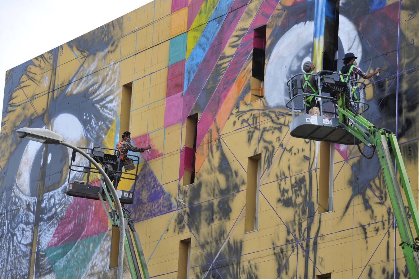 Kobra adorna el Puertas de Castilla con los ojos de Dalí