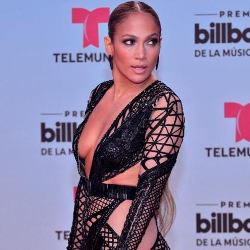 Jennifer López triunfa en los Billboard con un vestido transparente y sin ropa interior