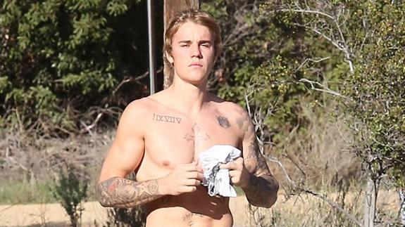 Justin Bieber baila alocadamente en un partido de la NBA