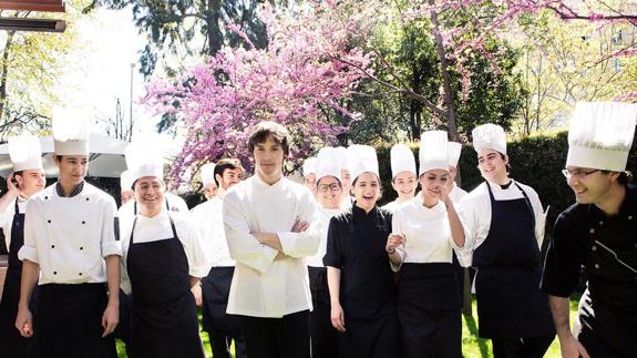 Jordi Cruz defiende los «becarios gratis» y recibe duras críticas en la red