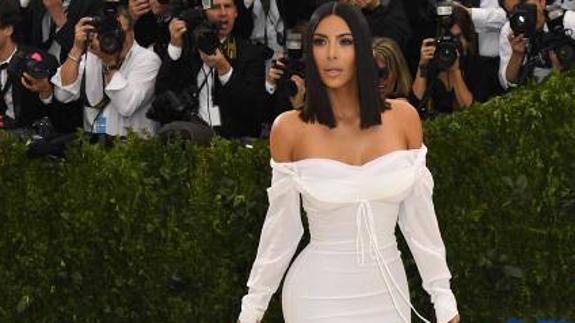 El cirujano de Kim Kardashian opina sobre el trasero de la empresaria