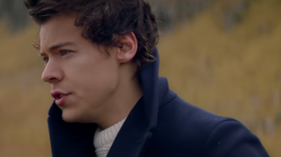 Harry Styles vuela por los aires en el vídeo de 'Sing of the times'