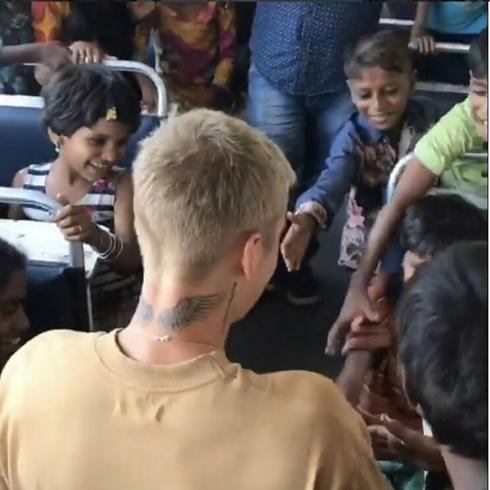 Justin Bieber sorprende a un grupo de niños en Bombay