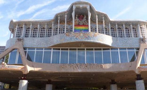 La Asamblea Regional luce la bandera arco iris en apoyo al colectivo LGTBI