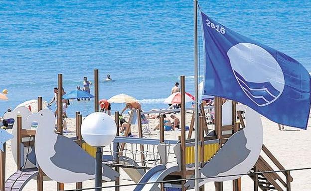 El Consejero de Turismo explicará la retirada de banderas azules en el Mar Menor