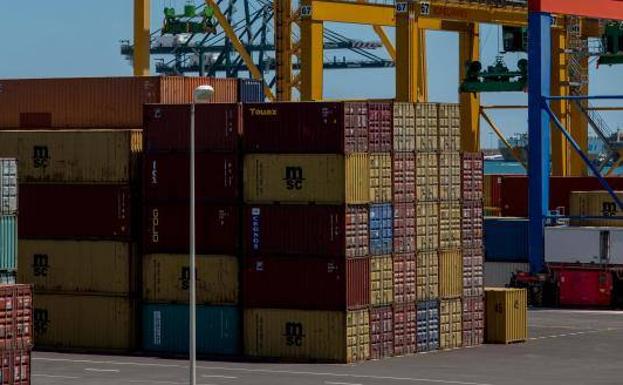 Fomento impone el 100% de los servicios para la huelga en los puertos con los productos de riesgo y alimentos