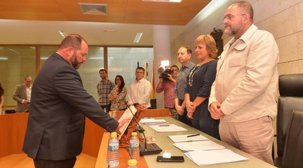 Carrillo arrebata la representación municipal a Cs en un Pleno plácido