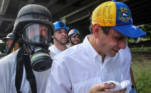 El opositor venezolano Henrique Capriles denuncia una «emboscada» violenta de militares