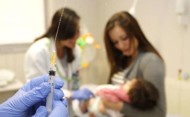 El retraso en el acuerdo entre Ministerio y farmacéuticas paraliza la vacuna de la varicela