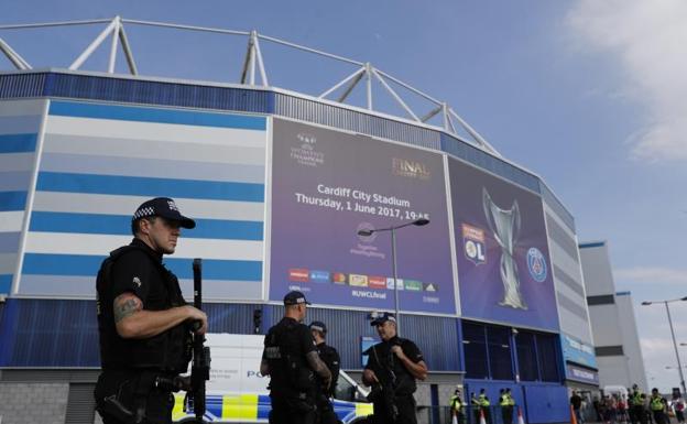 Poco ambiente y mucha seguridad en Cardiff