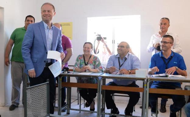 Malta acude a votar entre sospechas de corrupción de su primer ministro