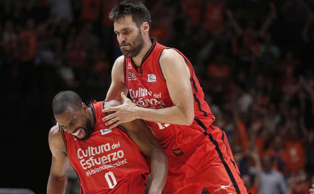 Valencia controla a un irregular Baskonia y San Emeterio le lleva a final