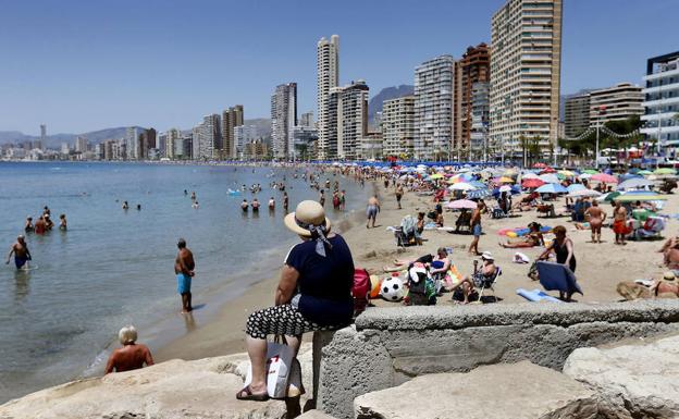 Una discoteca de Benidorm busca camareras sin novios «celosos»