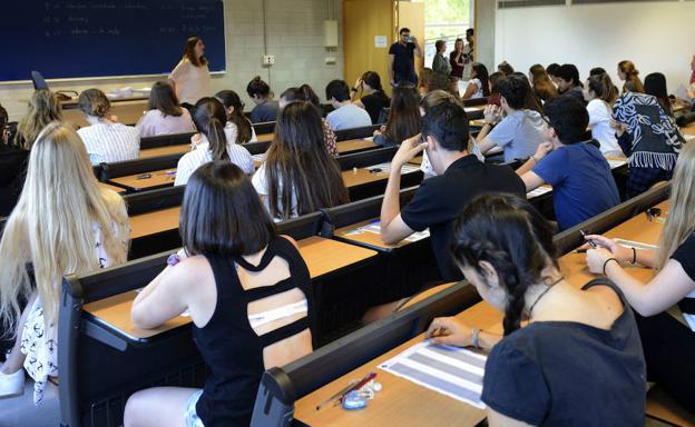 Andalucía ofrecerá matrícula gratis a los universitarios que aprueben