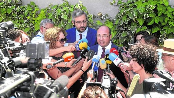 La oposición en bloque exige que PAS abandone su sillón de diputado