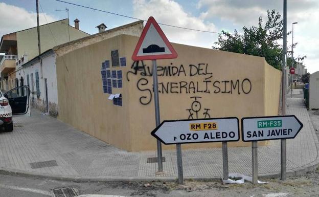Aparecen pintadas franquistas en la avenida dedicada a Claver en La Puebla