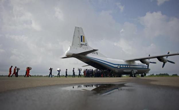 Hallan restos del avión birmano desaparecido con más de 100 personas a bordo