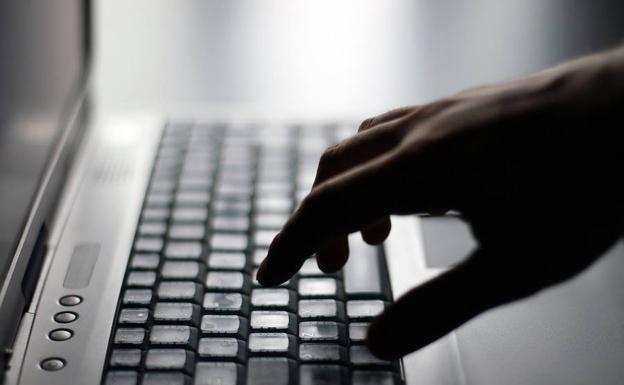 Denuncia al gobierno de Utah por no permitirle casarse con su PC