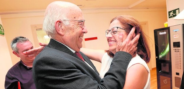 Gras deja la política local «sin rencores y por dignidad» en medio de una nube de apoyos
