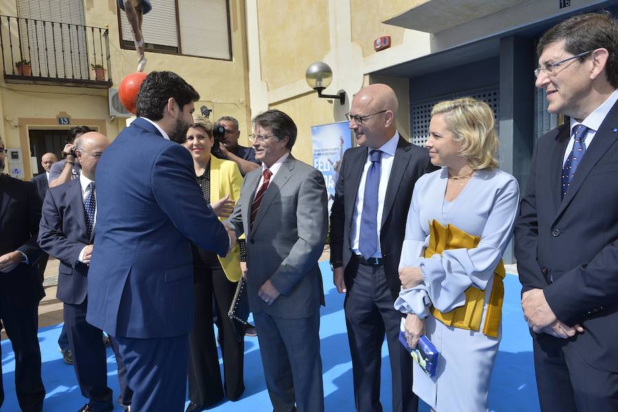 Desfile de autoridades sobre la alfombra azul