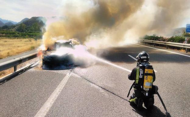 Aparatoso incendio de un vehículo en plena A-30