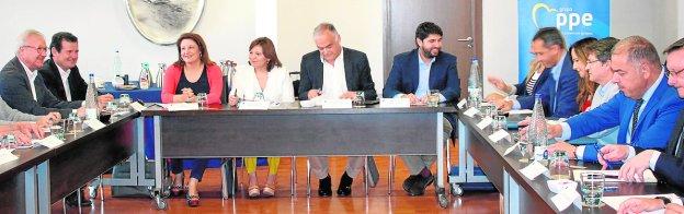 López Miras se ofrece a mediar en el pacto del agua