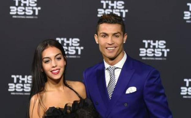 A Cristiano Ronaldo se le acumulan los hijos