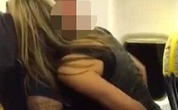 Graban a una pareja practicando sexo en pleno vuelo a Ibiza