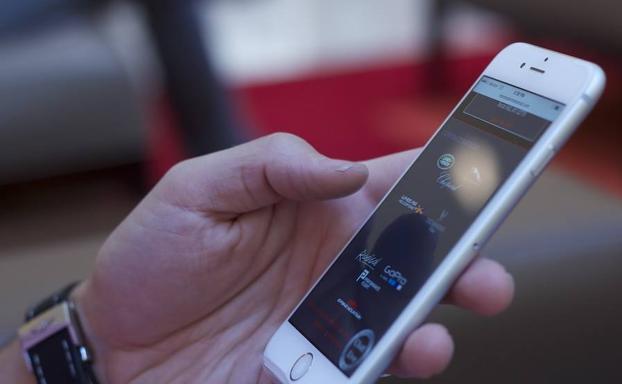 A juicio un joven que le regaló a su novia un movil que la espiaba