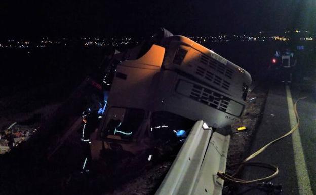 Herido tras volcar el camión que conducía entre Yecla y Caudete