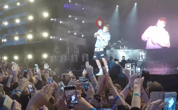 Un fan le tira un objeto a Justin Bieber tras negarse a cantar 'Despacito'