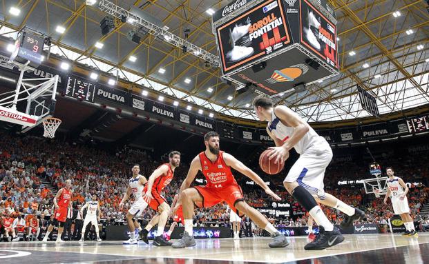 Un vibrante Valencia dinamita al Madrid y sueña con su primera ACB