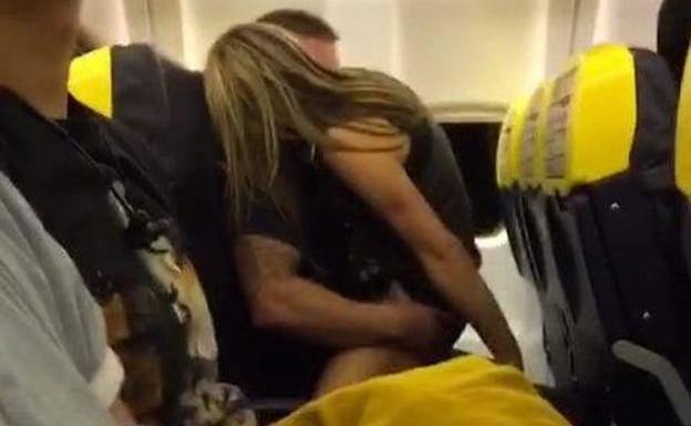 La mujer que practicó sexo en un avión cuenta su verdad