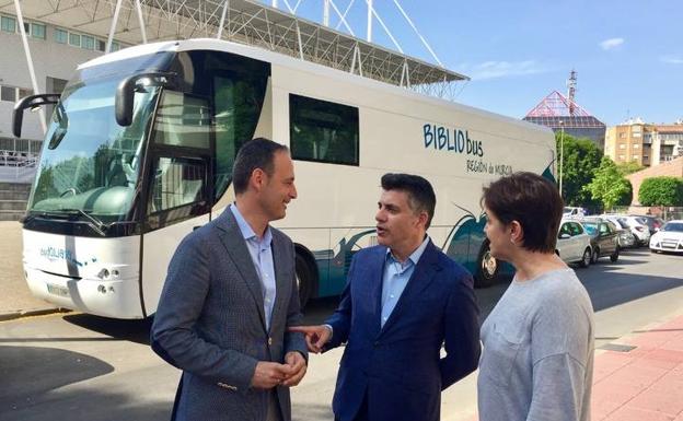 El 'Bibliobus' llevará 75.000 volúmenes a las zonas turísticas de la Región este verano